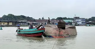 চাঁদপুরের মেঘনায় কার্গোডুবিতে ৫ হাজার বস্তা ধান-চাল পানিতে
